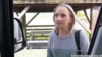 Blondje krijgt een ritje inside de sex camper