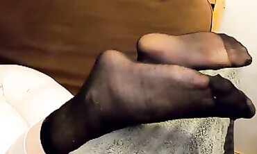 Foot Fever - Hot Blonde Babe Worships Her Man's Toes And Soles