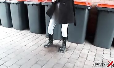 Teenage Newbie's Pee Play in Stretch Jeans - Fashionista Teaches You How to Wear It