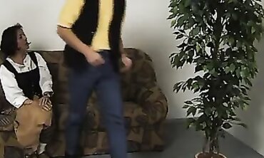 Unter Dem Dirndl Ist Sie Haarig Und Feu