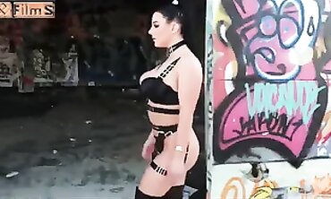 David Guetta x Akon Collaboration - Sexy Diva Seduces You With Her Dance Moves