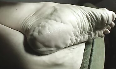 POV: A MILF's Irresistible Toes Demand Worship