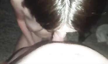La moglie del mio vicino mi fa un pompino