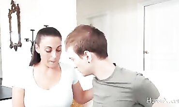 Mama fickt den besten Freund ihres Sohnes