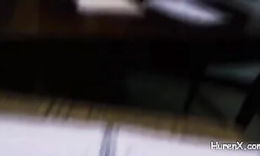 Blonde Tante gibt ihrem Neffen verbotene Nachhilfe