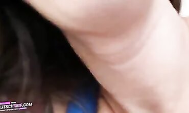 POV: MILF-Kundin lässt sich bei der Arbeit blasen und ficken