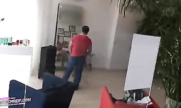 POV: MILF-Kundin lässt sich bei der Arbeit blasen und ficken
