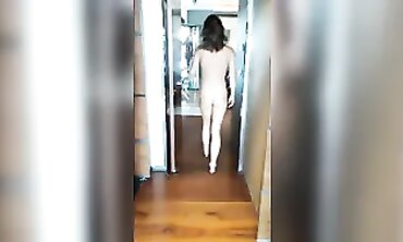 British MILF Jen Takes a Nude Hotel Bath