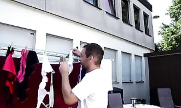 Geile Hausfrau wird beim Pinkeln und Wäscheaufhängen beobachtet
