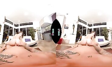 Riley Reid Takes Derrick Pierce Deep in VRHUSH
