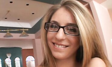 Veronica Stone Loves Servicing A Pile Of Spunk-Pumps With Her Face