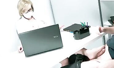 Segretaria MILF fa footjob dopo il lavoro