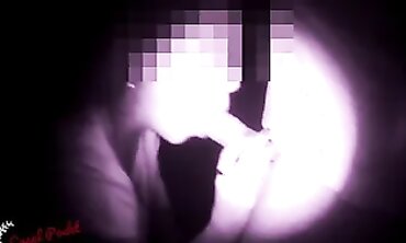 Namorada Se Diverte na Cabine Erótica com Glory Hole