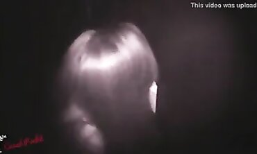 Namorada Se Diverte na Cabine Erótica com Glory Hole