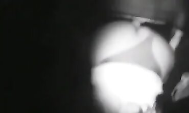Namorada Se Diverte na Cabine Erótica com Glory Hole