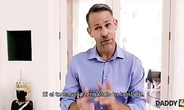Entice: Hermosa Pelirroja Seduce a su Daddy Tras Pelea con Novio