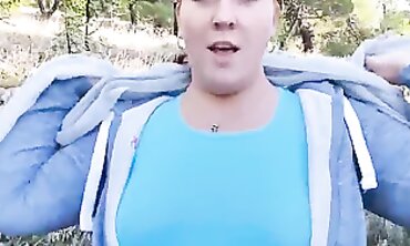 Kurvige Mama wird hart im Park gefickt