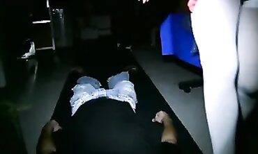 Sexy Schwester in Latex und Strümpfen bittet um Hilfe