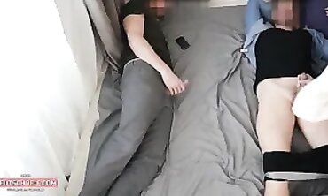 Ehemann ruft Freund an, um seine Frau zu ficken