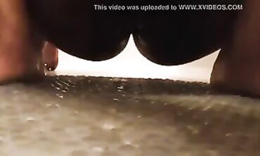 हॉर्नी लिली तमिल इंडियन महिला बाथरूम मई अपनी गेली छूट के साथ