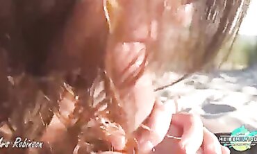 POV: Strandfick mit MILF – Doppelte Ejakulation ins Gesicht