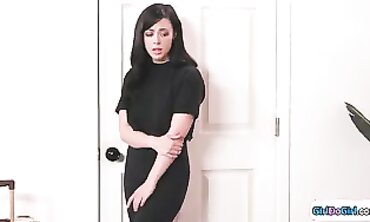 Hispánica seduce a su compañera de cuarto para sexo oral