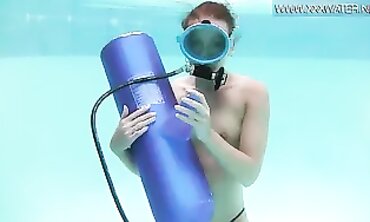 Minnie Manga Rides a Vibrator Underwater in the Pool