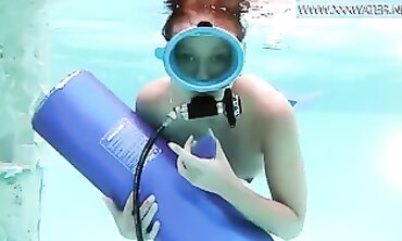 Minnie Manga Rides a Vibrator Underwater in the Pool