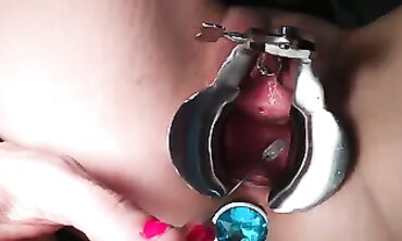 Willamina Giddons Plays With Her Cervix Until She Pisses