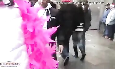 Oeffentlicher Arsch beim Koelner Rosenmontag Karneval gefick