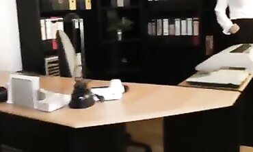 Shackle Nerdjunge mit kleinem Schwanz spritzt into reife Frau