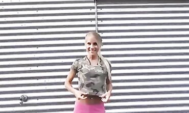 Glucklicher Mann hob auf und fickte cutie Blondine