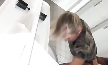 Glucklicher Mann hob auf und fickte cutie Blondine