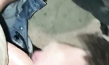 Un mec se fait un travelos amateur
