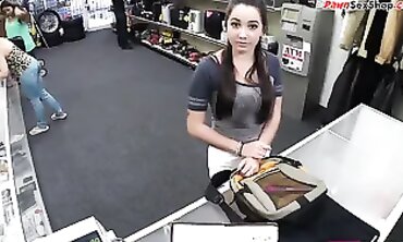 Brunette Beauty Takes a Blowjob and Counter Sex