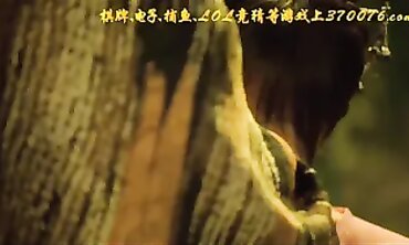 葡萄树下吃葡萄