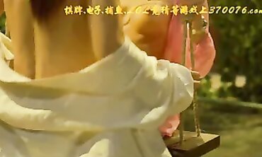 葡萄树下吃葡萄