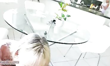 HeiSSe Cougar und ihre Schwester Teilen Sich Den Schwanz