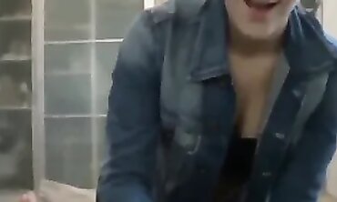 Meine Stiefschwester gibt mir einen Handjob