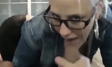 Meine Stiefschwester gibt mir einen Handjob