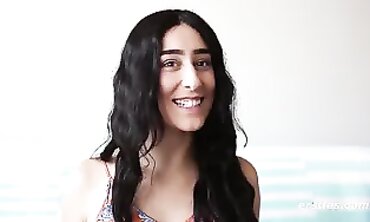 Layla kommt zum Fingern vorbei