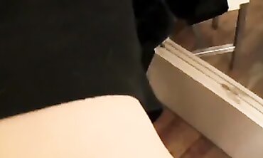 Zwei Frauen mit Faux-Chisel in der Umkleidekabine