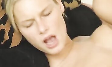 Stiefbruder gibt der Schwester einen fetten Blowjob