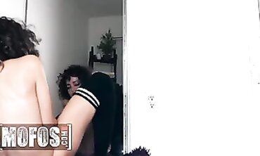 Exotic Princess Kataljna Kittin Milks Herself with Magic Wand