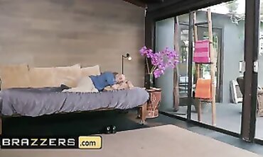 Brazzers - Mega-bitch mommy Lisa Ann tears up her tiny poolboy