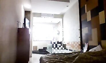 La Doctora Latina Se Deja Correr en la Clínica