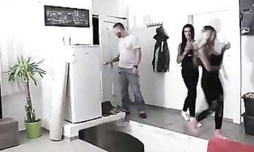 Heiserer Dreier mit zwei vollbusigen tätowierten Frauen