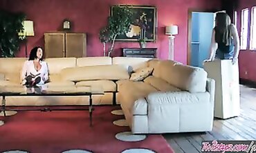 Joseline Kelly & Veronica Avluv: Cougar Helps Stepdaughter