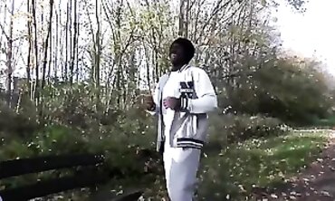 Kookie knutscht mit dem dünnen 19-Jährigen und dem schiefen Zahn