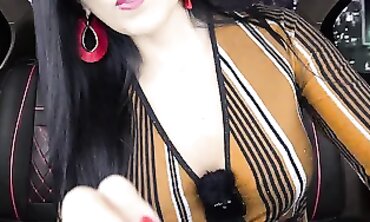 Doctora Latina Se Masturba en Cabina de Taxi
